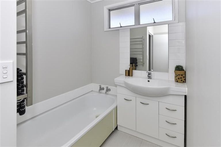 Photo of property in 9a Honey Place, Weymouth, Auckland, 2103
