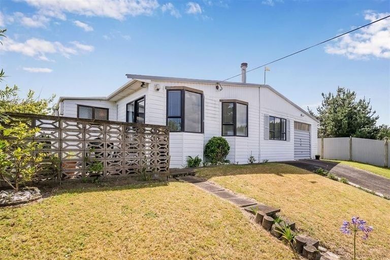 Photo of property in 1 Muritai Terrace, Hokio Beach, Levin, 5571