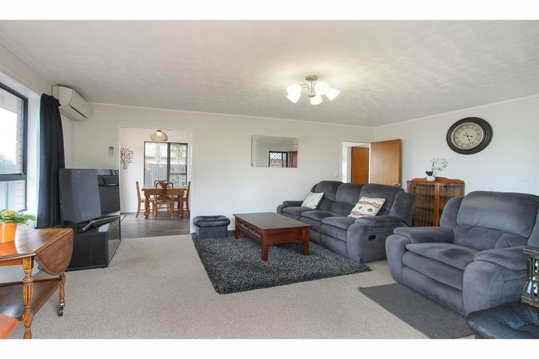 Photo of property in 1/470 Te Atatu Road, Te Atatu Peninsula, Auckland, 0610