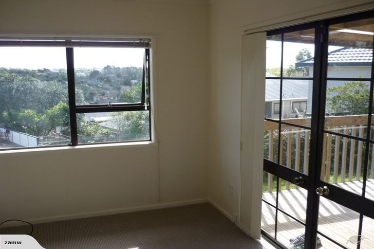 Photo of property in 2/15 Louise Place, Browns Bay, Auckland, 0630