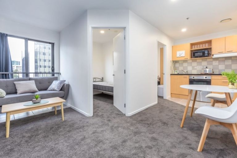 Photo of property in 2/32 Spencer Road, Pinehill, Auckland, 0632