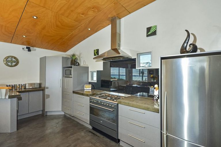 Photo of property in 2/19 Tindalls Bay Road, Tindalls Beach, Whangaparaoa, 0930