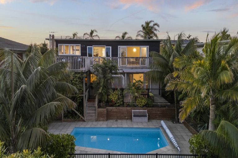 Photo of property in 5 Ravenwood Drive, Forrest Hill, Auckland, 0620