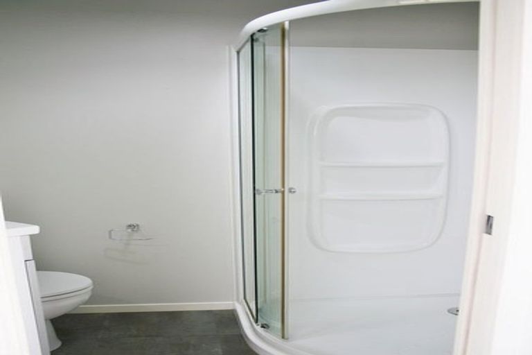 Photo of property in 16b Woodall Place, Totara Vale, Auckland, 0627