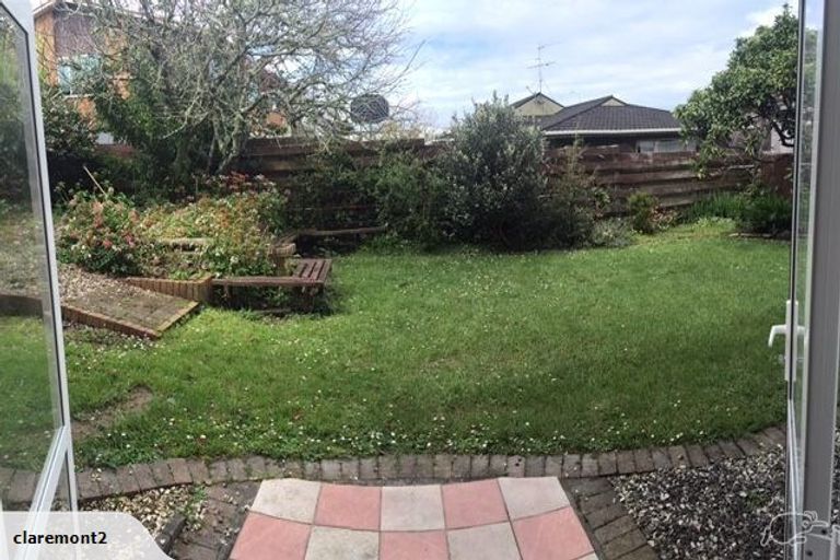 Photo of property in 24 Holdaway Avenue, Northcote, Auckland, 0627