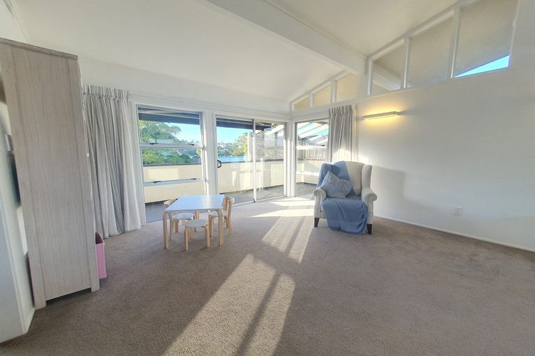 Photo of property in 2/42 Knightsbridge Drive, Forrest Hill, Auckland, 0620