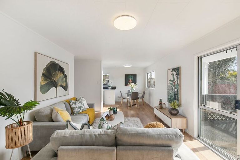 Photo of property in 40 Beach Road, Te Atatu Peninsula, Auckland, 0610