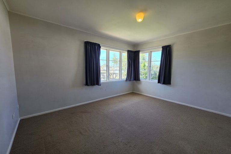 Photo of property in 1 Ward Crescent, Te Atatu Peninsula, Auckland, 0610