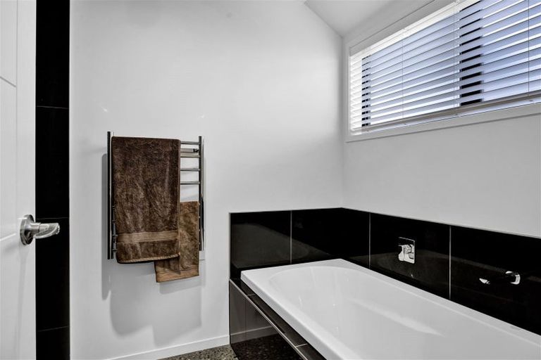 Photo of property in 6 Pebble Beach Court, Waiwhakaiho, New Plymouth, 4312