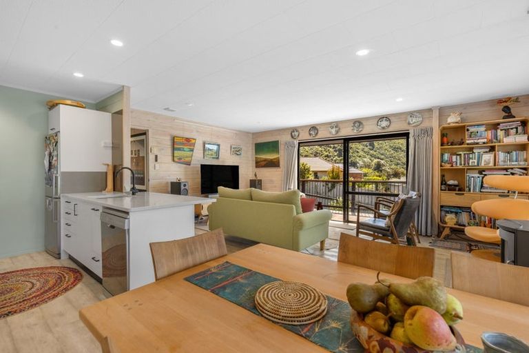 Photo of property in 15 Ranui Street, Waikawa, Picton, 7220