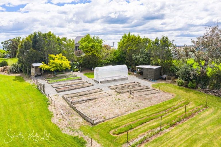 Photo of property in 17 Oparakau Road, Matakohe, 0594