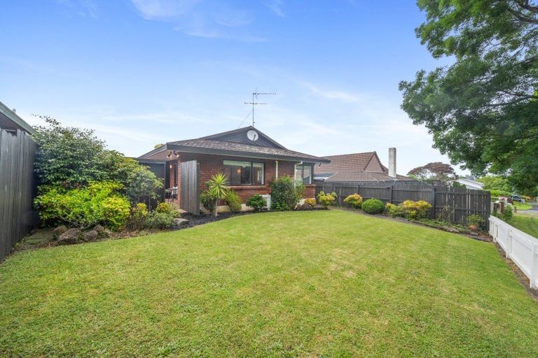 Photo of property in 2/98 Mirrabooka Avenue, Botany Downs, Auckland, 2010