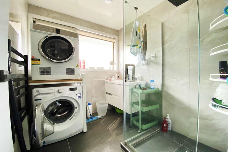 Photo of property in 46 Target Road, Totara Vale, Auckland, 0629