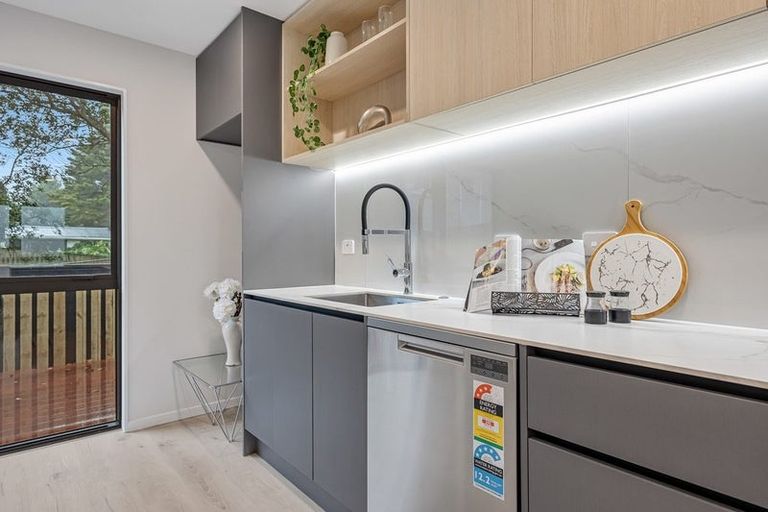 Photo of property in 25c Lavery Place, Sunnynook, Auckland, 0632