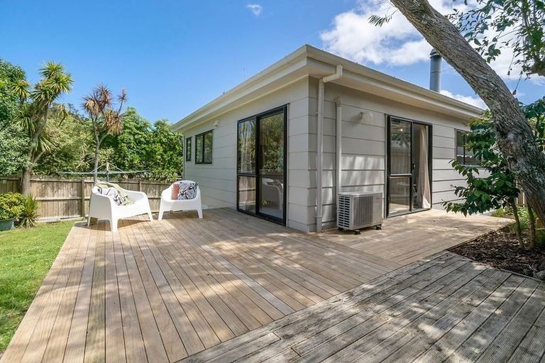 Photo of property in 1/11 Kupari Place, Totara Vale, Auckland, 0629