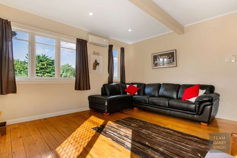 Photo of property in 1 Waiari Road, Conifer Grove, Takanini, 2112