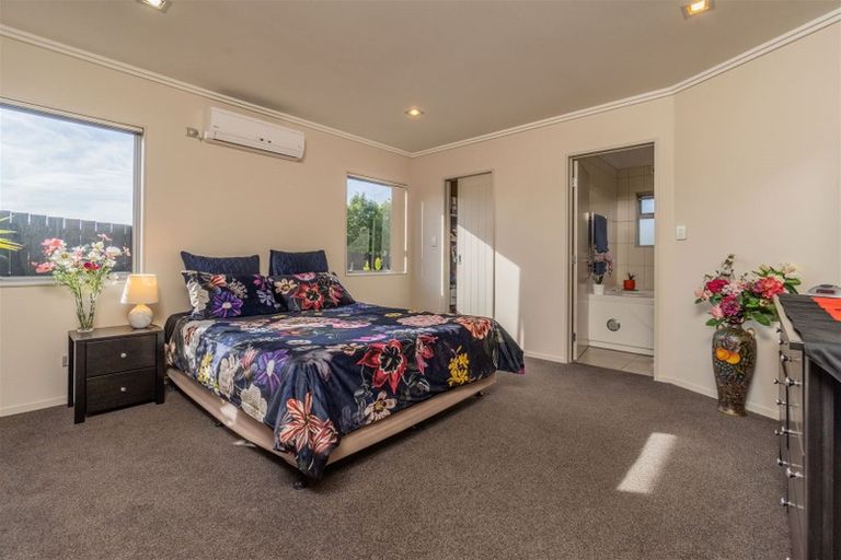 Photo of property in 4313a Great North Road, Glendene, Auckland, 0602