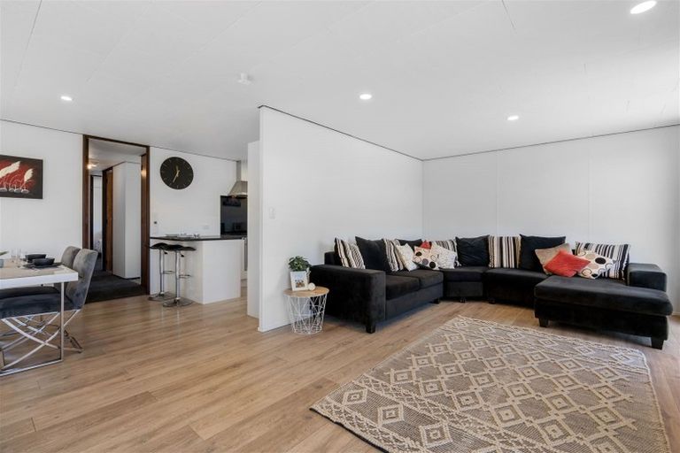 Photo of property in 23 Devonshire Road, Unsworth Heights, Auckland, 0632