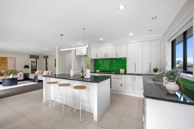 Photo of property in 2 Bintulu Place, Fairview Heights, Auckland, 0632