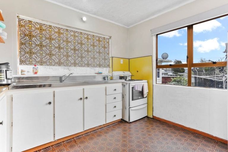 Photo of property in 25 Woodford Avenue, Henderson, Auckland, 0610