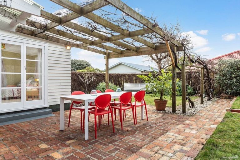 Photo of property in 5 Pine Street, New Lynn, Auckland, 0600
