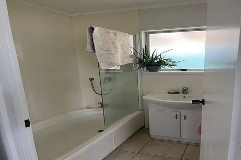 Photo of property in 23 Imperial Place, Henderson, Auckland, 0612