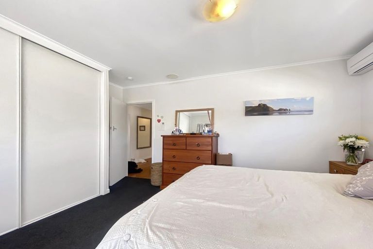 Photo of property in 122 Atkinson Road, Titirangi, Auckland, 0604