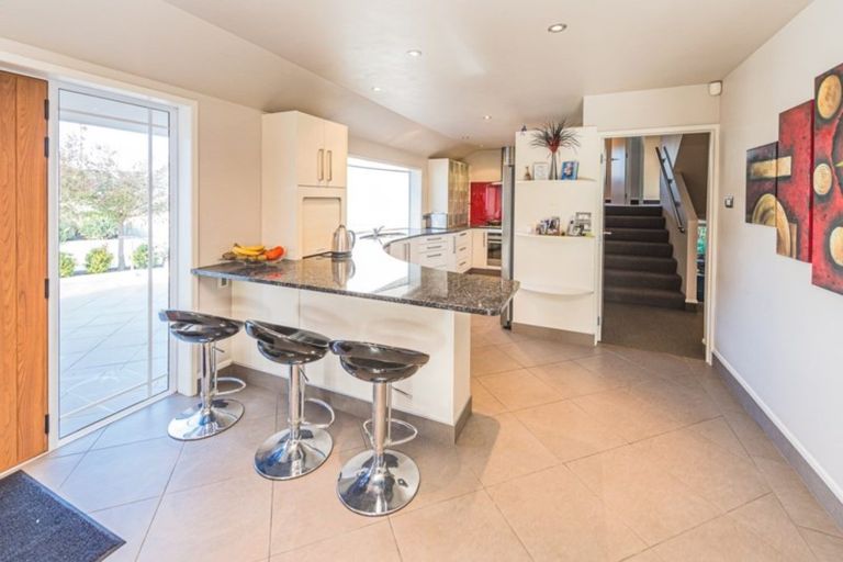 Photo of property in 2 Burtts Road, Durie Hill, Whanganui, 4500