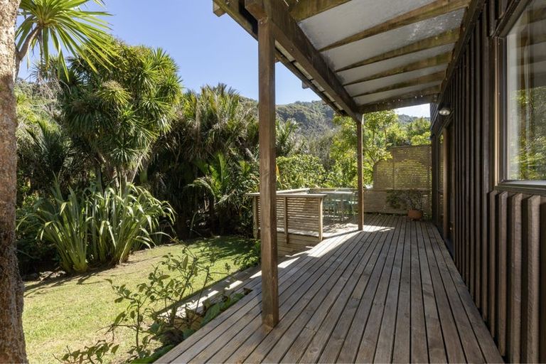 Photo of property in 126 Garden Road, Piha, New Lynn, 0772