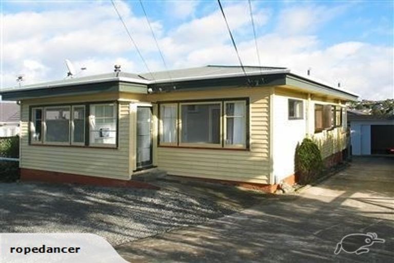 Photo of property in 7 Warrington Grove, Newlands, Wellington, 6037
