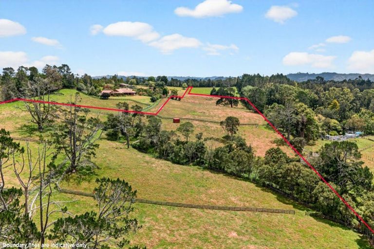 Photo of property in 11 Tawa Road, Kumeu, 0891