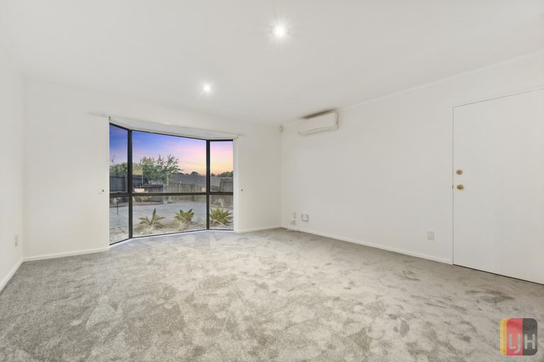 Photo of property in 18 Randwick Place, Randwick Park, Auckland, 2105