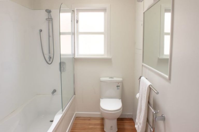 Photo of property in 176 Beach Haven Road, Beach Haven, Auckland, 0626