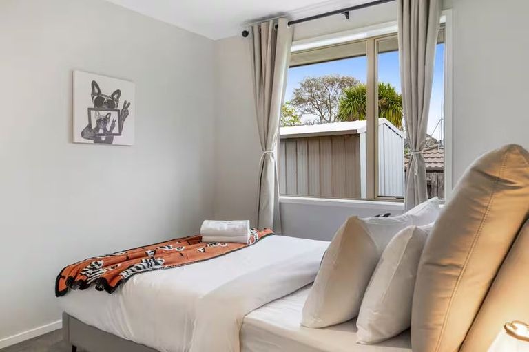 Photo of property in 5 Sunvista Avenue, Oteha, Auckland, 0632