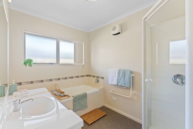 Photo of property in 5 Ashleigh Way, Waikanae Beach, Waikanae, 5036