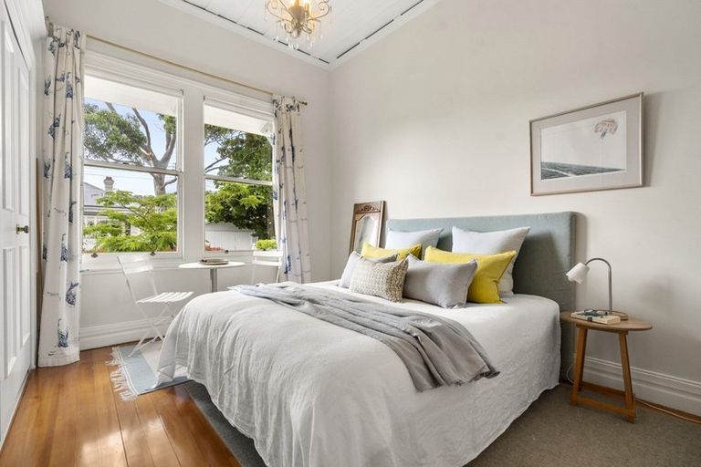 Photo of property in 1 Oxford Terrace, Devonport, Auckland, 0624