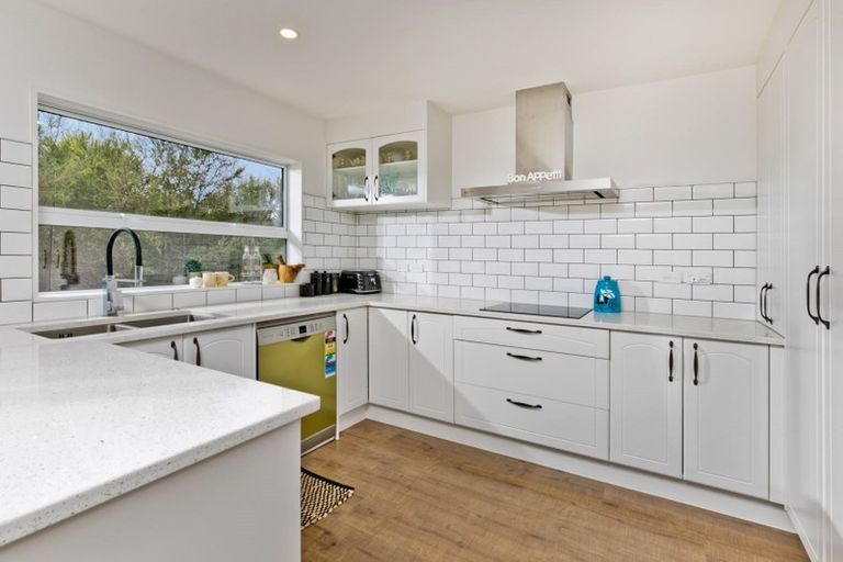 Photo of property in 28 Shah Place, Glen Eden, Auckland, 0602