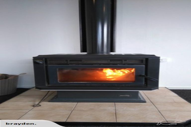 Photo of property in 3 Bryce Place, Kelvin Grove, Palmerston North, 4414