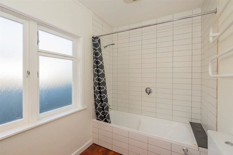 Photo of property in 180 Te Moana Road, Waikanae, 5036