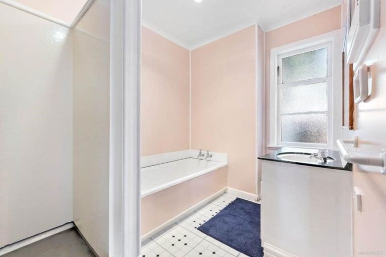 Photo of property in 13 Netherlands Avenue, Kelston, Auckland, 0602