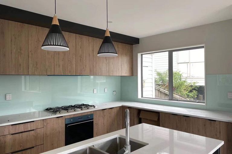 Photo of property in 579 Glenfield Road, Totara Vale, Auckland, 0629