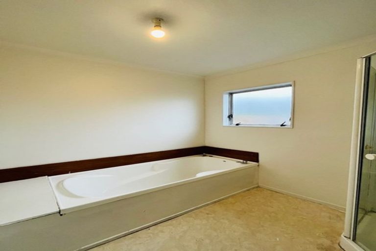 Photo of property in 13 Helms Place, Manurewa, Auckland, 2102