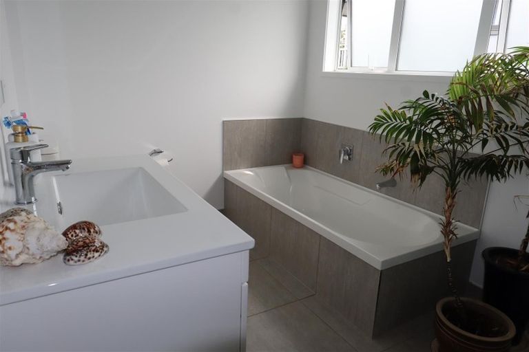 Photo of property in 32 Oxford Street, Whakapirau, Maungaturoto, 0583