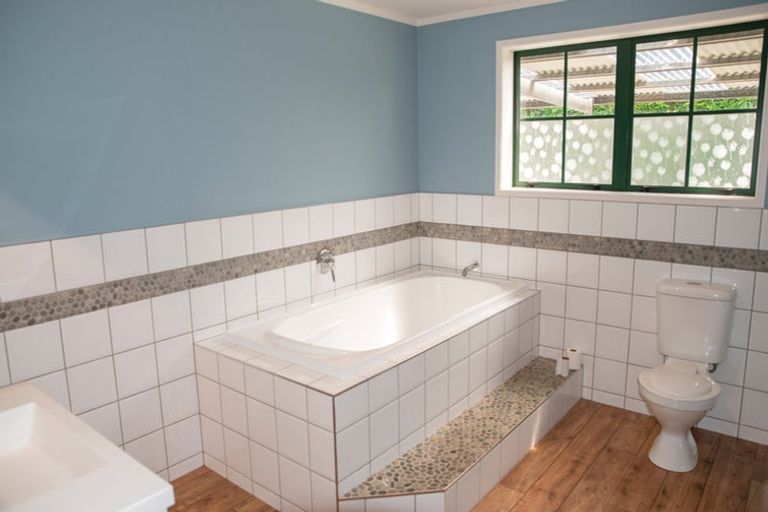 Photo of property in 42 Walker Road West, Aongatete, 3178