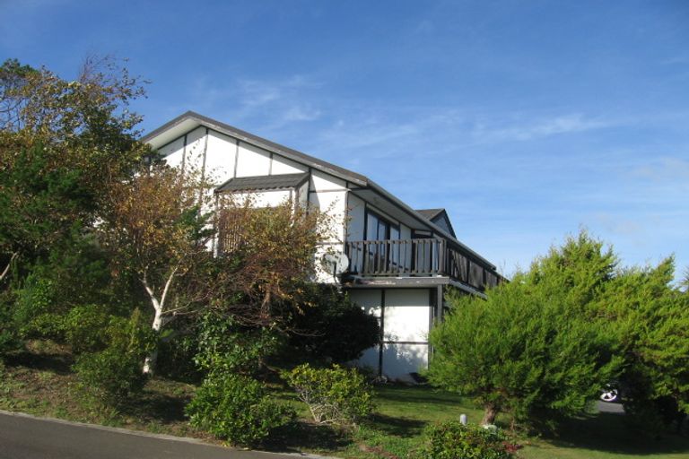 Photo of property in 2 The Crowsnest, Whitby, Porirua, 5024