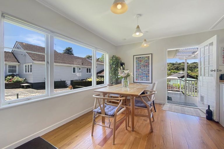 Photo of property in 122 Atkinson Road, Titirangi, Auckland, 0604