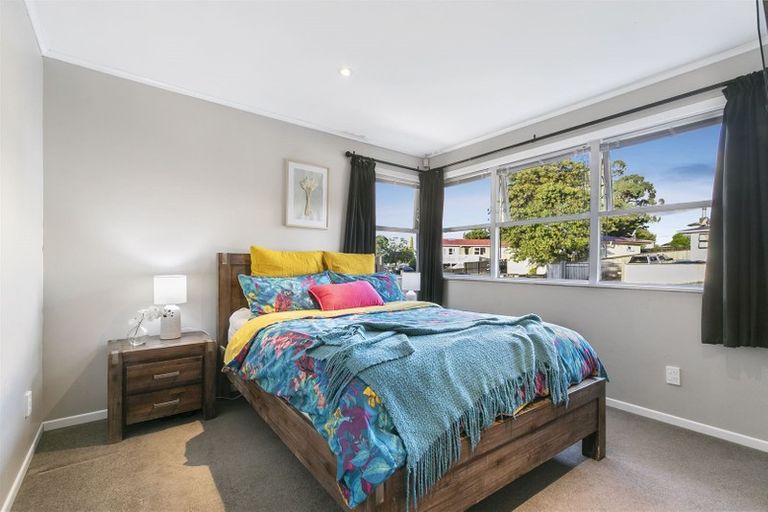 Photo of property in 17 Coburg Street, Henderson, Auckland, 0612