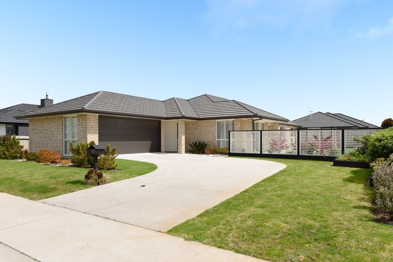 Photo of property in 28 Rainey Crescent, Papamoa Beach, Papamoa, 3118