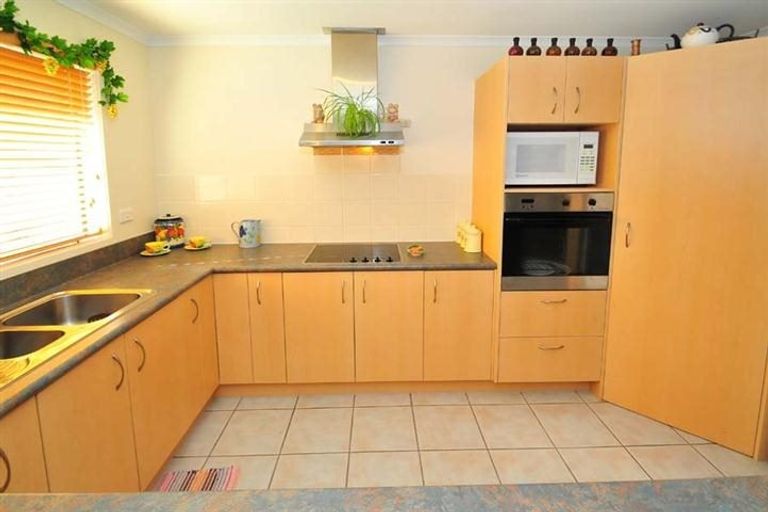 Photo of property in 64 Roberta Crescent, Orewa, 0931