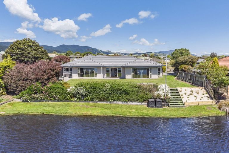 Photo of property in 10 Glen Loch Place, Paraparaumu, 5032